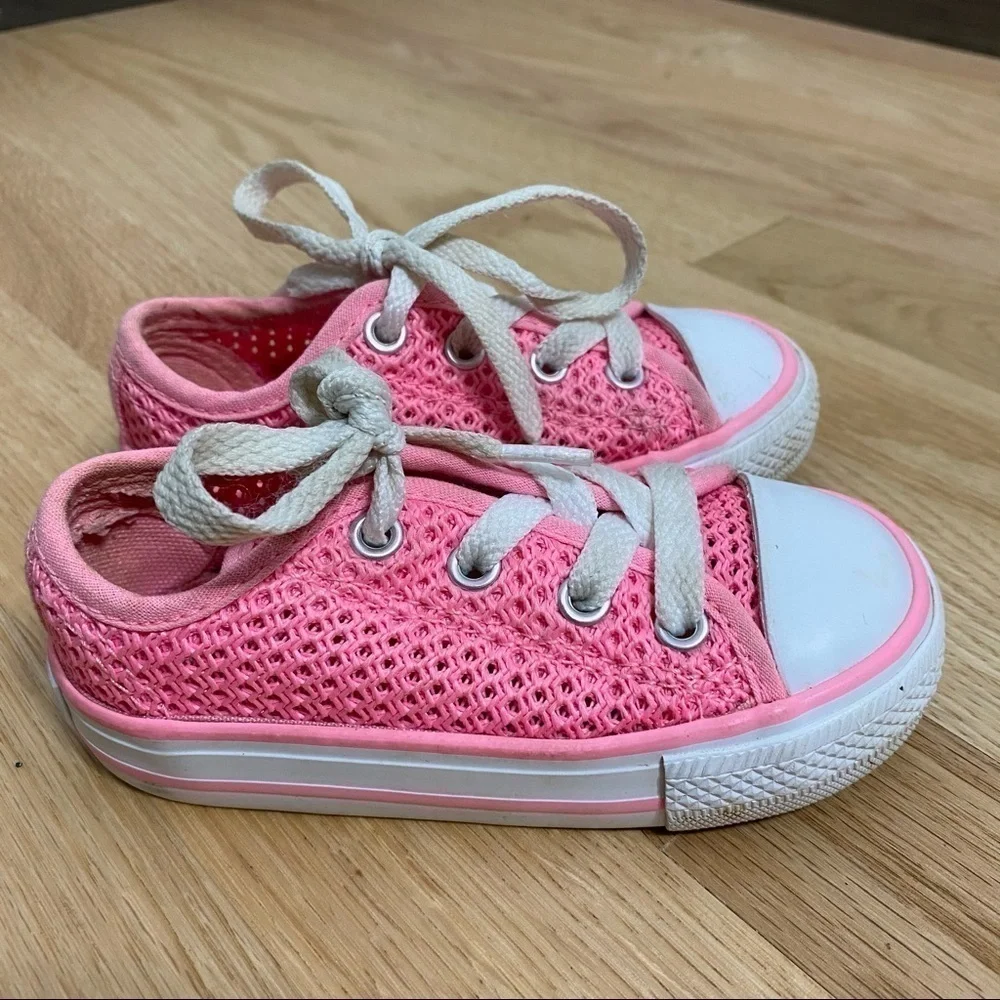 Converse Pink Low Top Sneakers Sz 6 Baby Girl